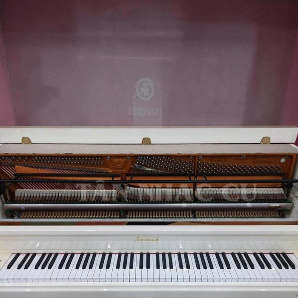 Đàn piano cơ Samick SJ900I màu trắng bóng sang trọng tại TÂN NHẠC CỤ với bộ máy bên trong lộ rõ