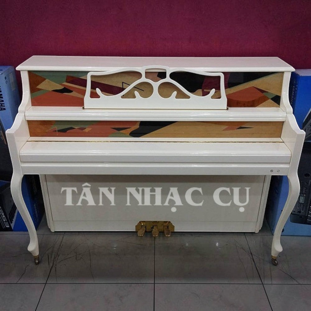 Đàn piano cơ TÂN NHẠC CỤ Samick SJ900I màu trắng bóng sang trọng với họa tiết trang trí độc đáo trên nắp phím
