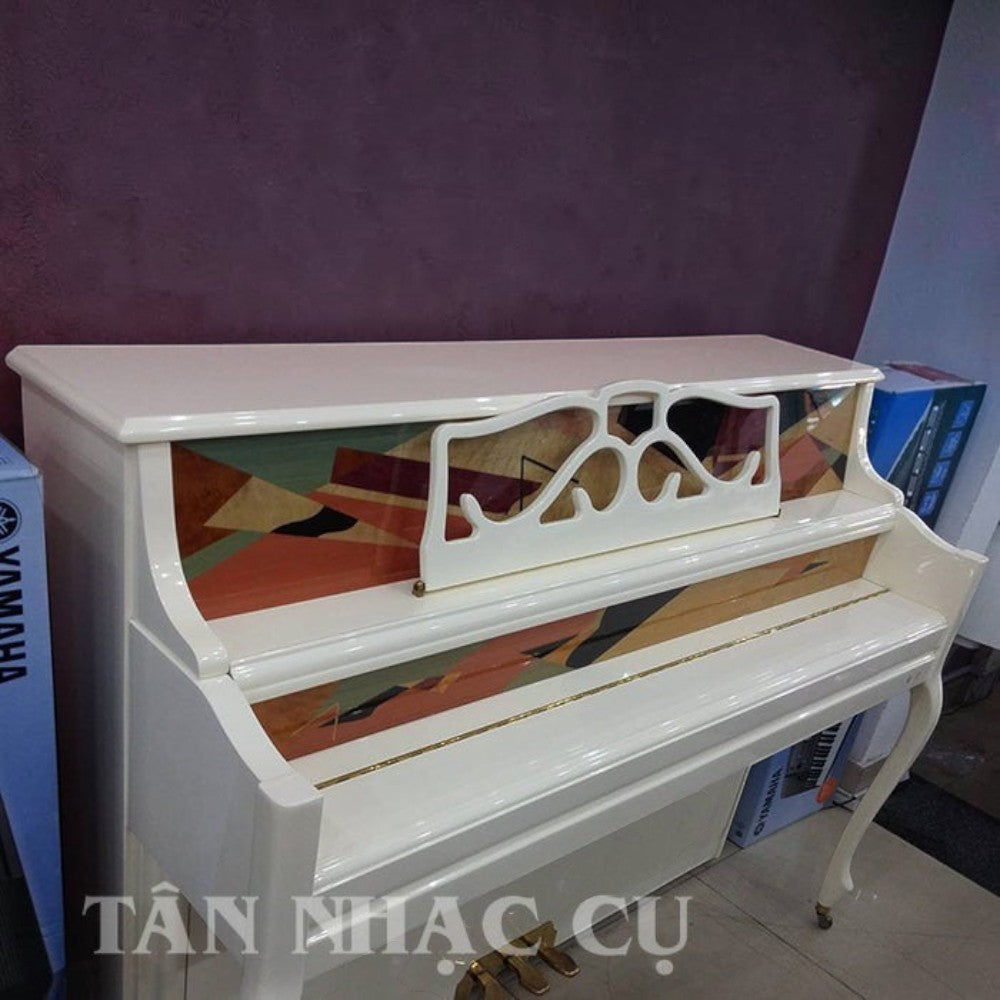 Đàn piano cơ TÂN NHẠC CỤ Samick SJ900I màu trắng bóng sang trọng với thiết kế hiện đại và họa tiết trang trí độc đáo