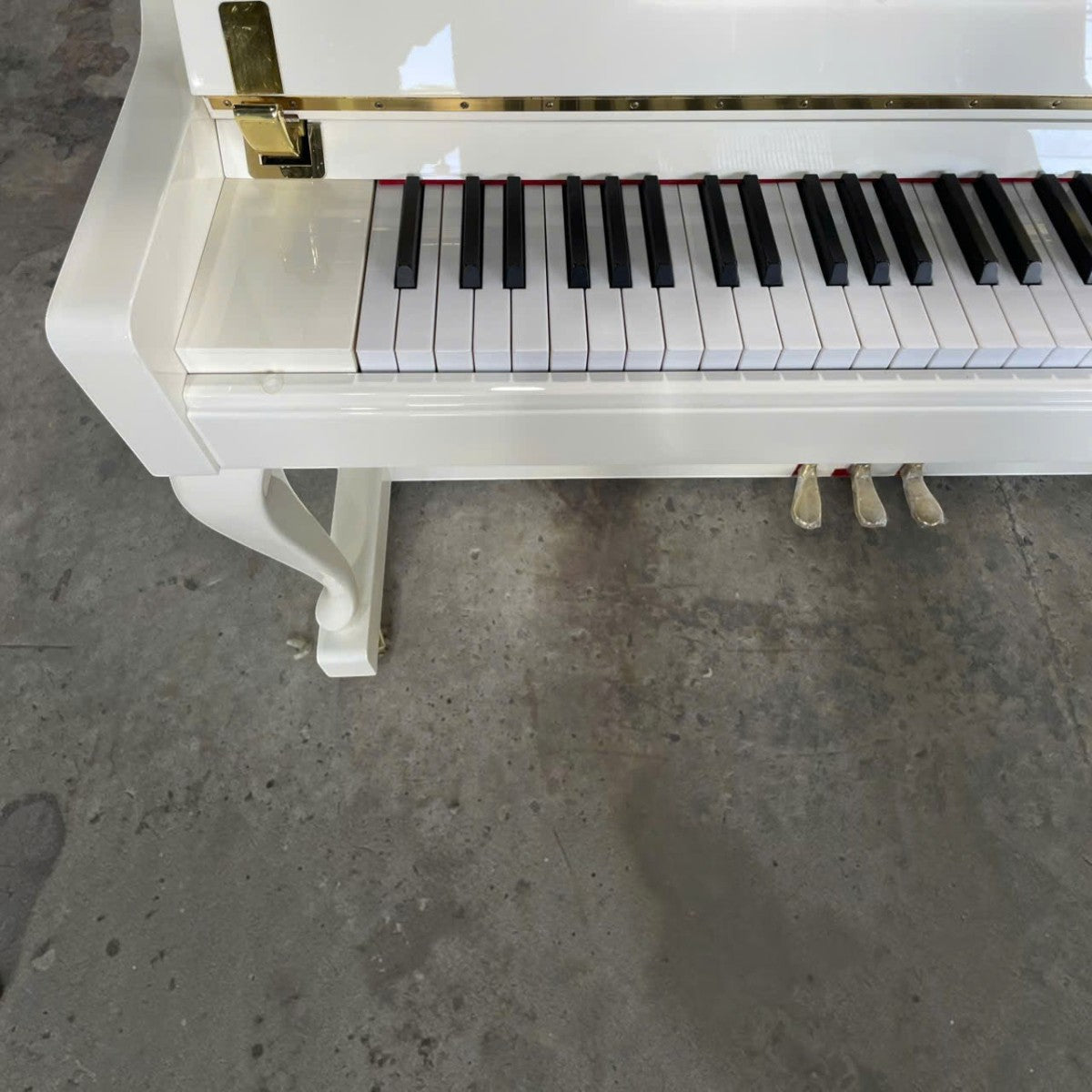 Đàn piano cơ upright Wendl & Lung U118 màu trắng bóng sang trọng tại TÂN NHẠC CỤ với thiết kế phím đàn tinh tế