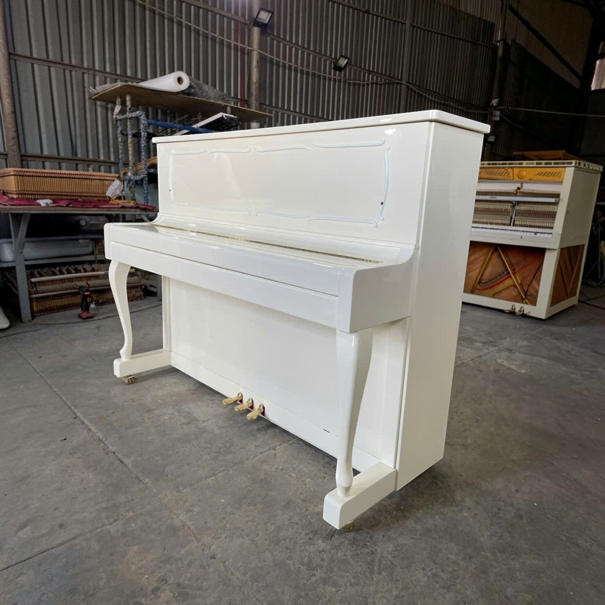 Đàn piano cơ upright Wendl & Lung U118 màu trắng bóng sang trọng tại TÂN NHẠC CỤ