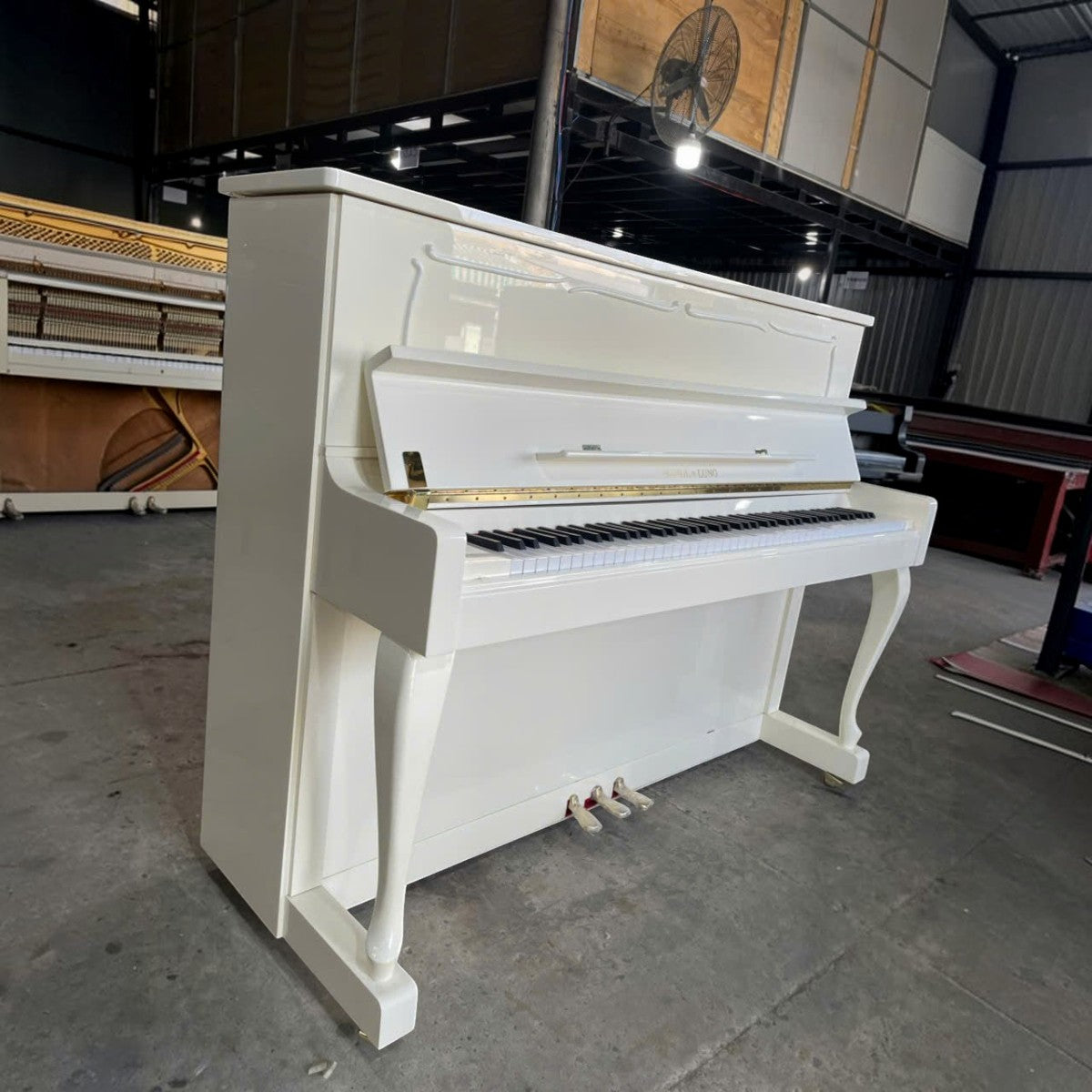 Đàn piano cơ upright TÂN NHẠC CỤ Wendl & Lung U118 màu trắng bóng sang trọng, thiết kế châu Âu hiện đại