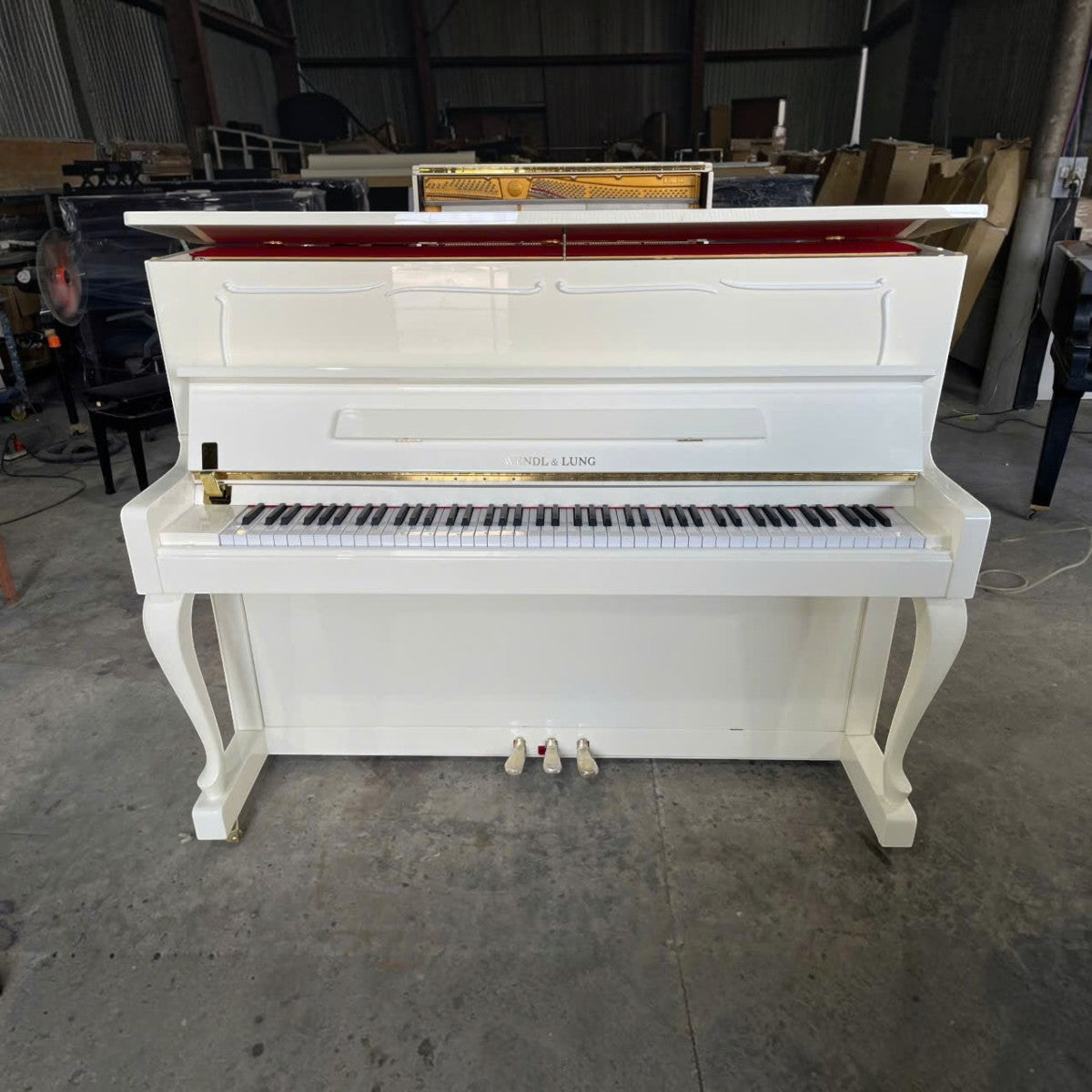 Đàn piano cơ upright Wendl & Lung U118 màu trắng bóng sang trọng tại TÂN NHẠC CỤ