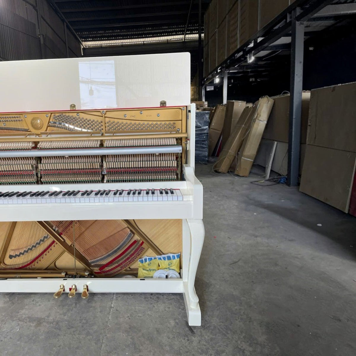 Đàn piano cơ upright TÂN NHẠC CỤ Wendl & Lung U118 màu trắng bóng sang trọng trong kho