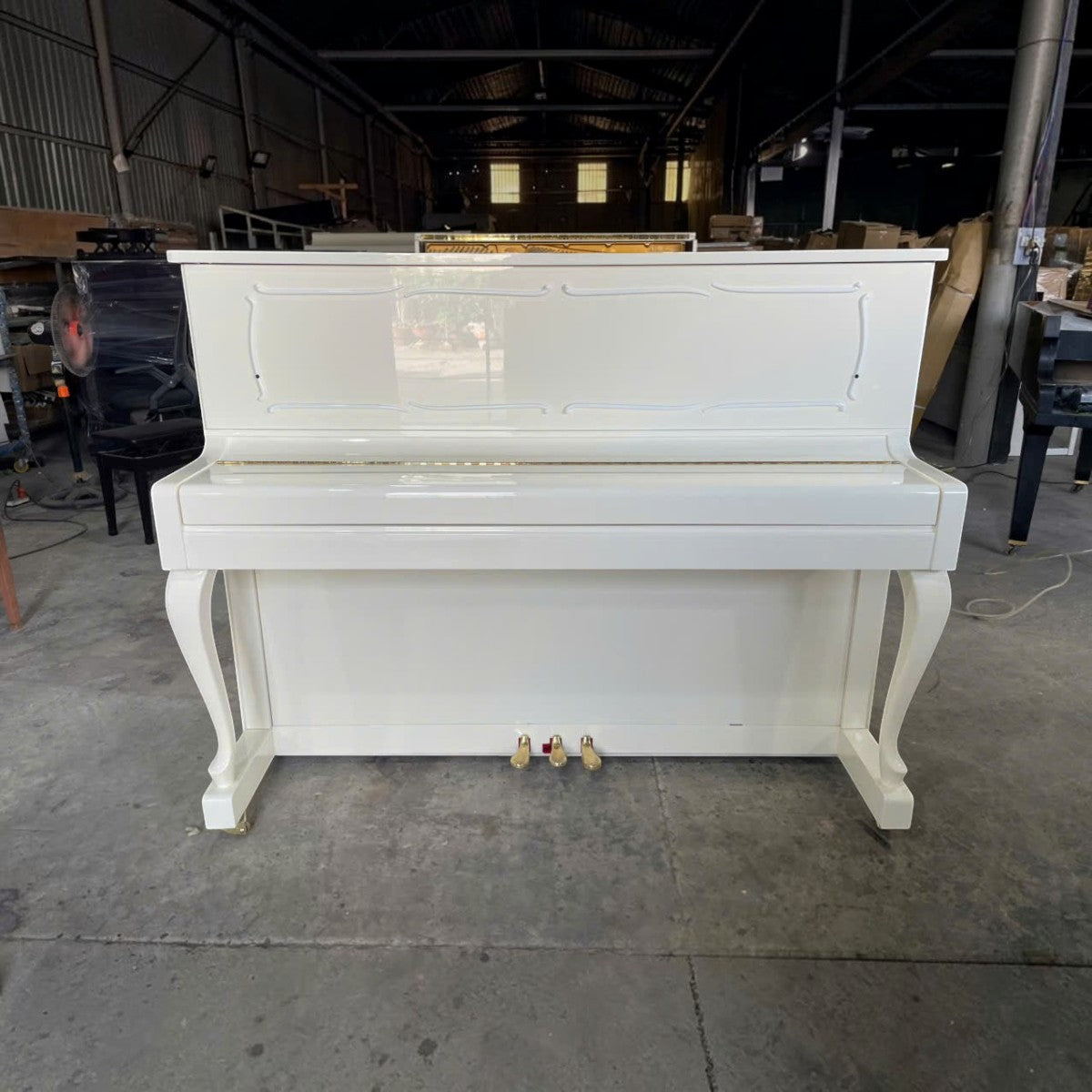 Đàn piano cơ upright Wendl & Lung U118 màu trắng bóng sang trọng tại Tân Nhạc Cụ