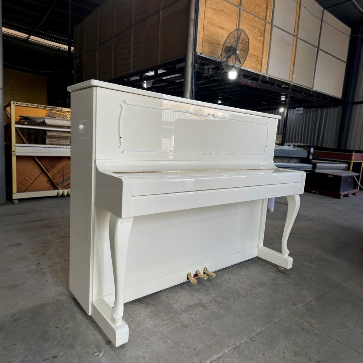 Đàn piano cơ upright Wendl & Lung U118 màu trắng bóng sang trọng tại TÂN NHẠC CỤ