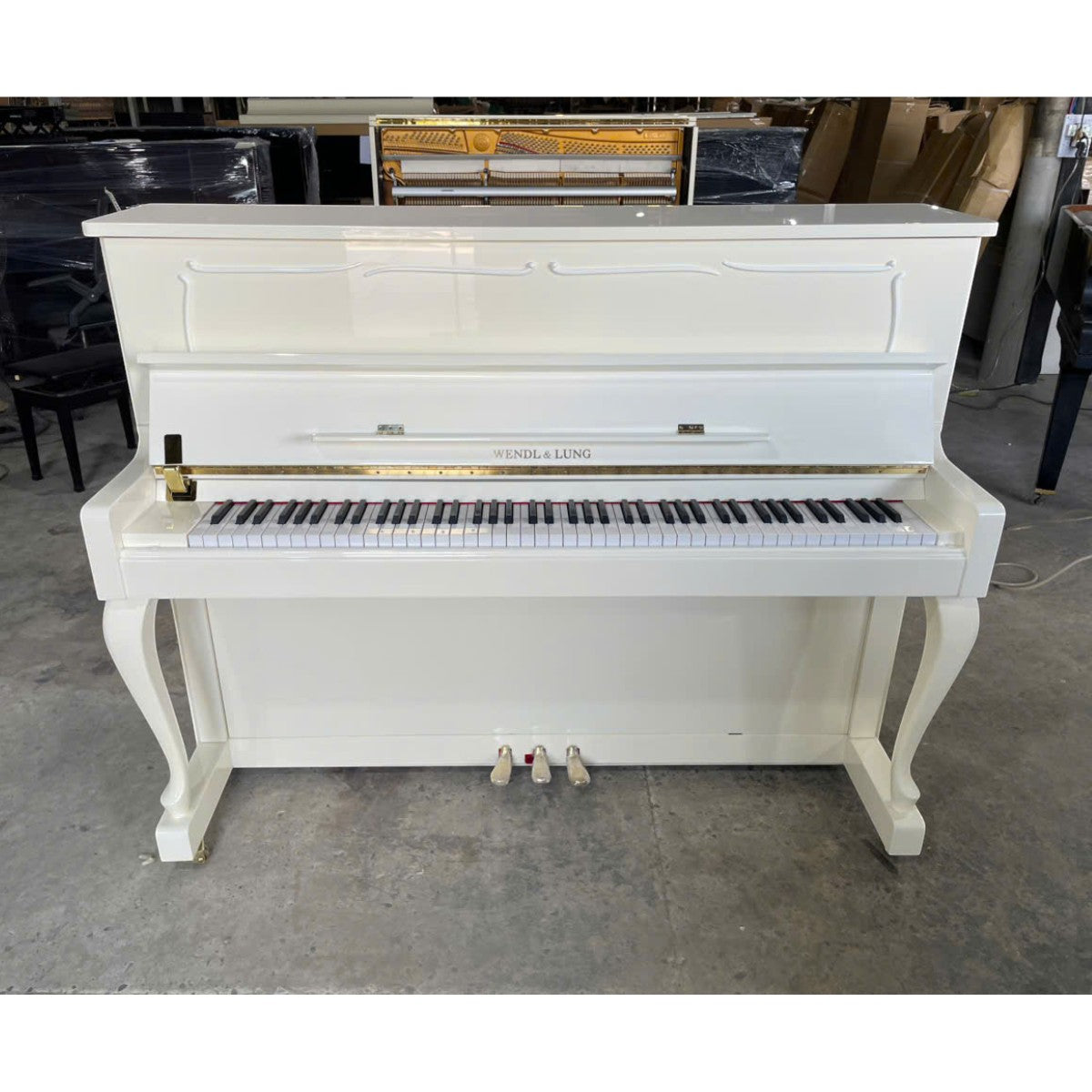 Đàn piano cơ upright Wendl & Lung U118 màu trắng bóng sang trọng tại TÂN NHẠC CỤ