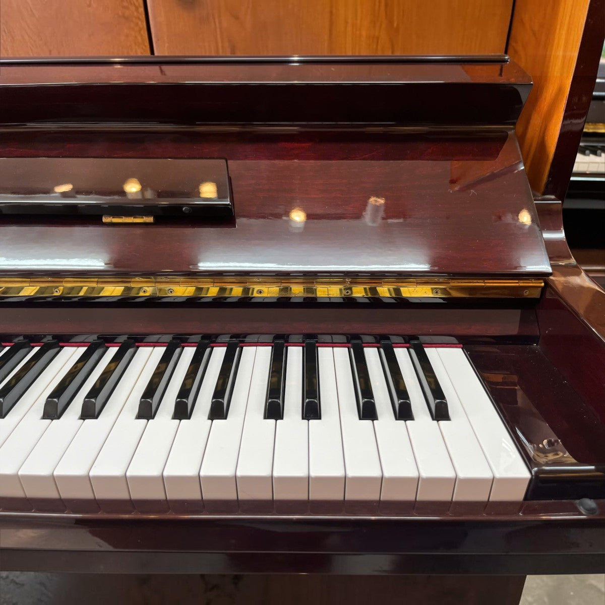 Đàn piano cơ upright Earl Windsor màu nâu đỏ bóng sang trọng tại TÂN NHẠC CỤ