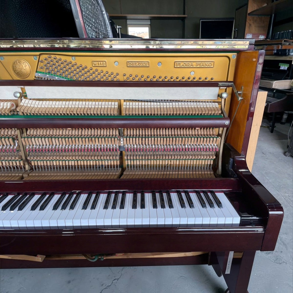 Đàn piano cơ upright TÂN NHẠC CỤ Earl Windsor W112 Deluxe màu nâu đỏ bóng với bộ máy bên trong lộ rõ