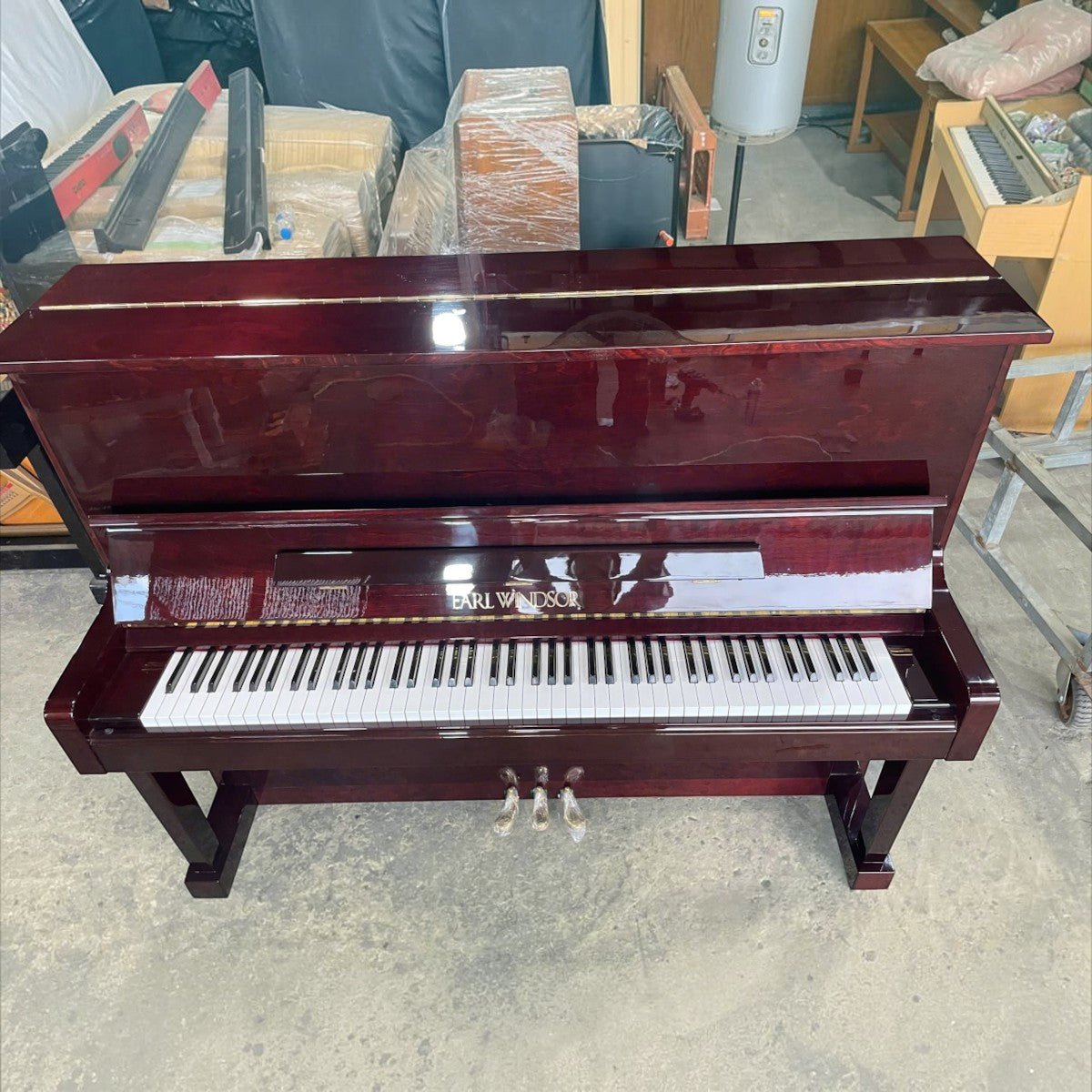 Đàn piano cơ upright TÂN NHẠC CỤ Earl Windsor màu nâu đỏ bóng sang trọng, thiết kế cổ điển, sản xuất tại Nhật Bản