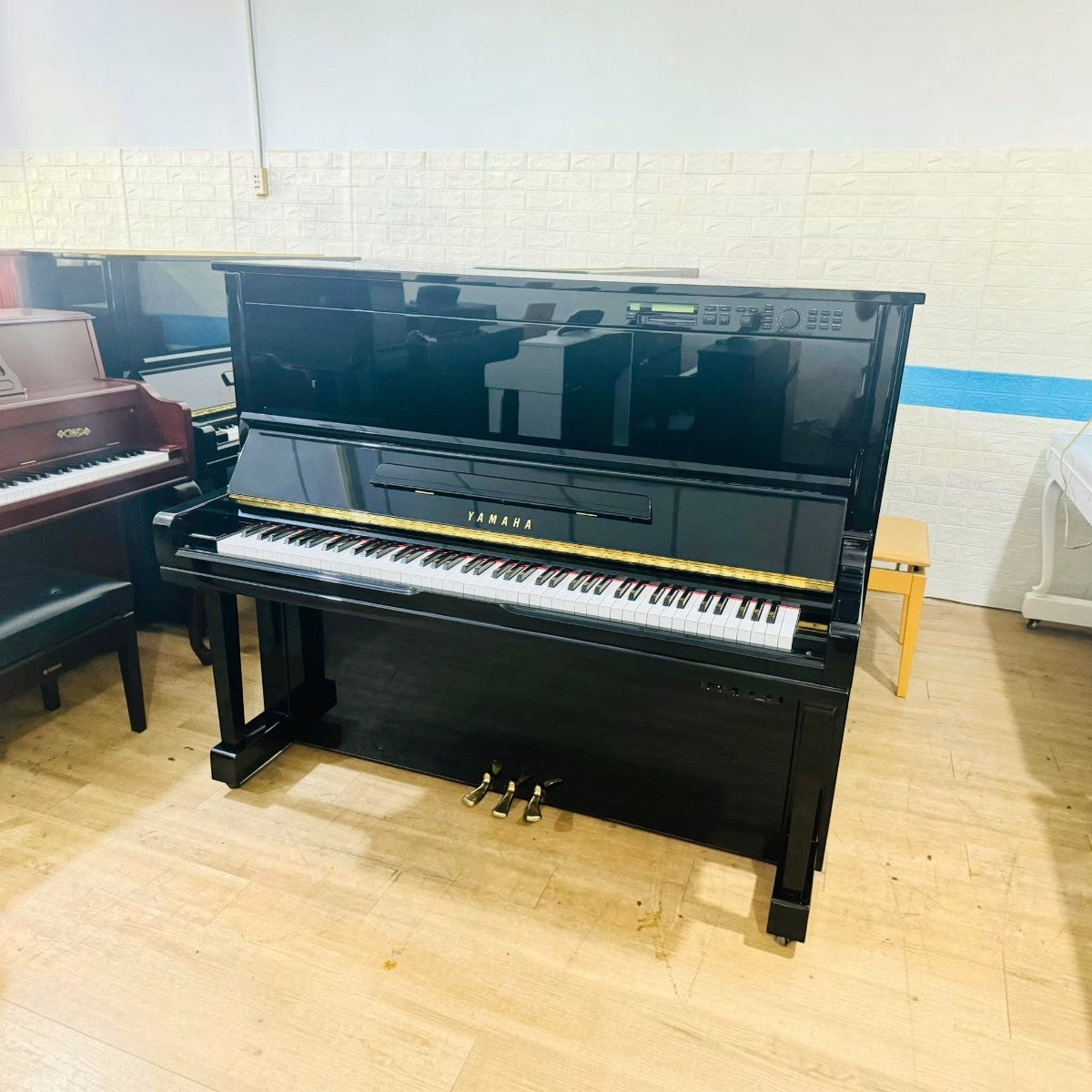 Đàn piano cơ Yamaha HQ300SX màu đen bóng tại TÂN NHẠC CỤ, tích hợp hệ tự chơi và Silent trên nền U3 131cm.