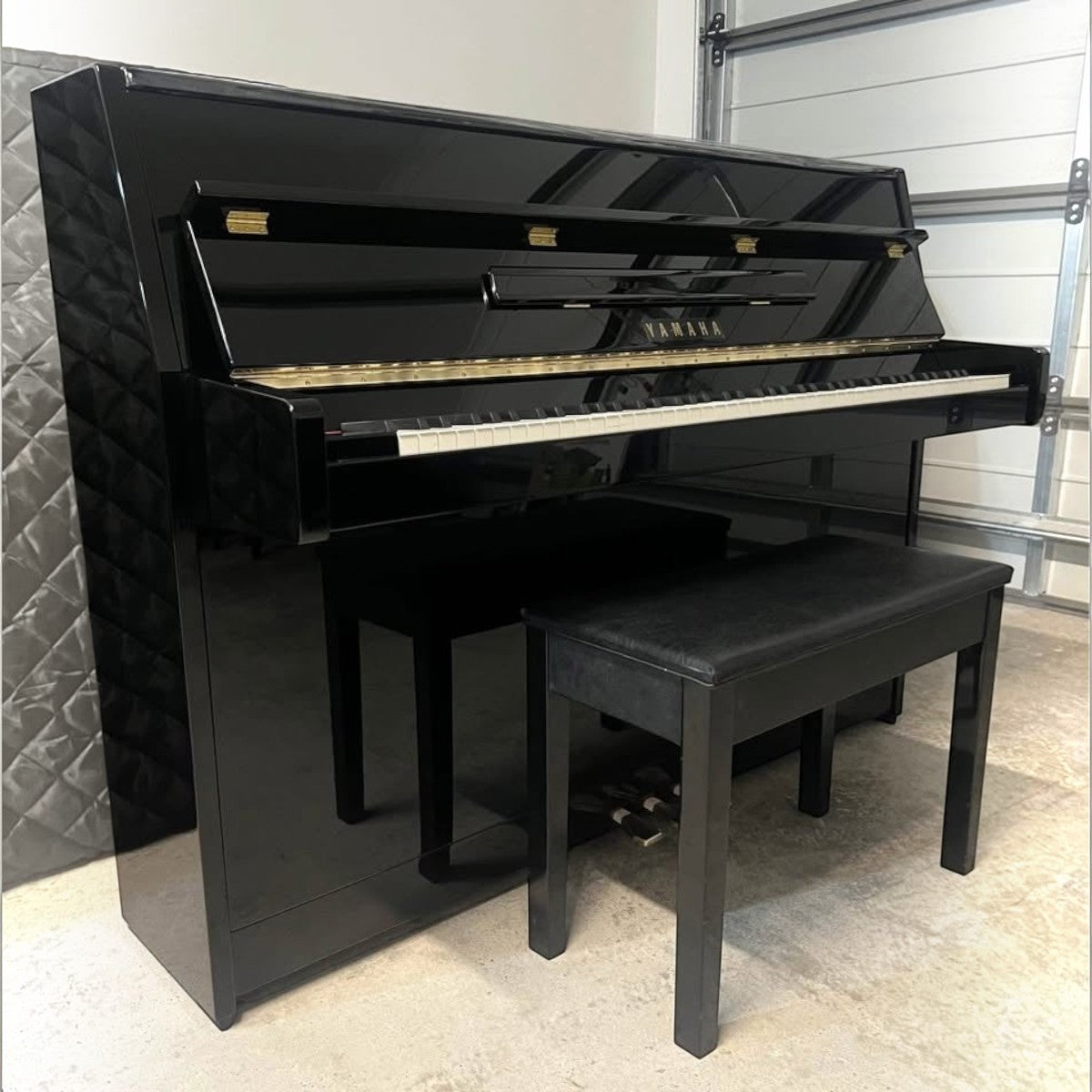 Đàn piano cơ Yamaha LU90PE màu đen bóng sang trọng tại Tân Nhạc Cụ, thiết kế upright nhỏ gọn hiện đại.