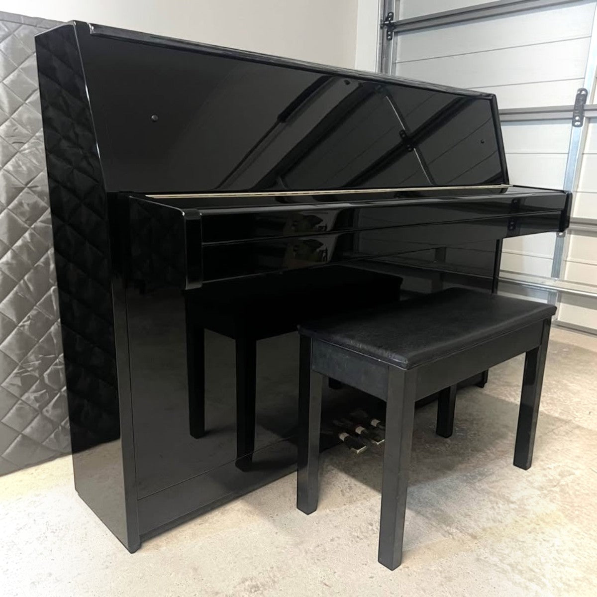 Đàn piano cơ Yamaha LU90PE màu đen bóng sang trọng, thiết kế upright nhỏ gọn tại cửa hàng TÂN NHẠC CỤ