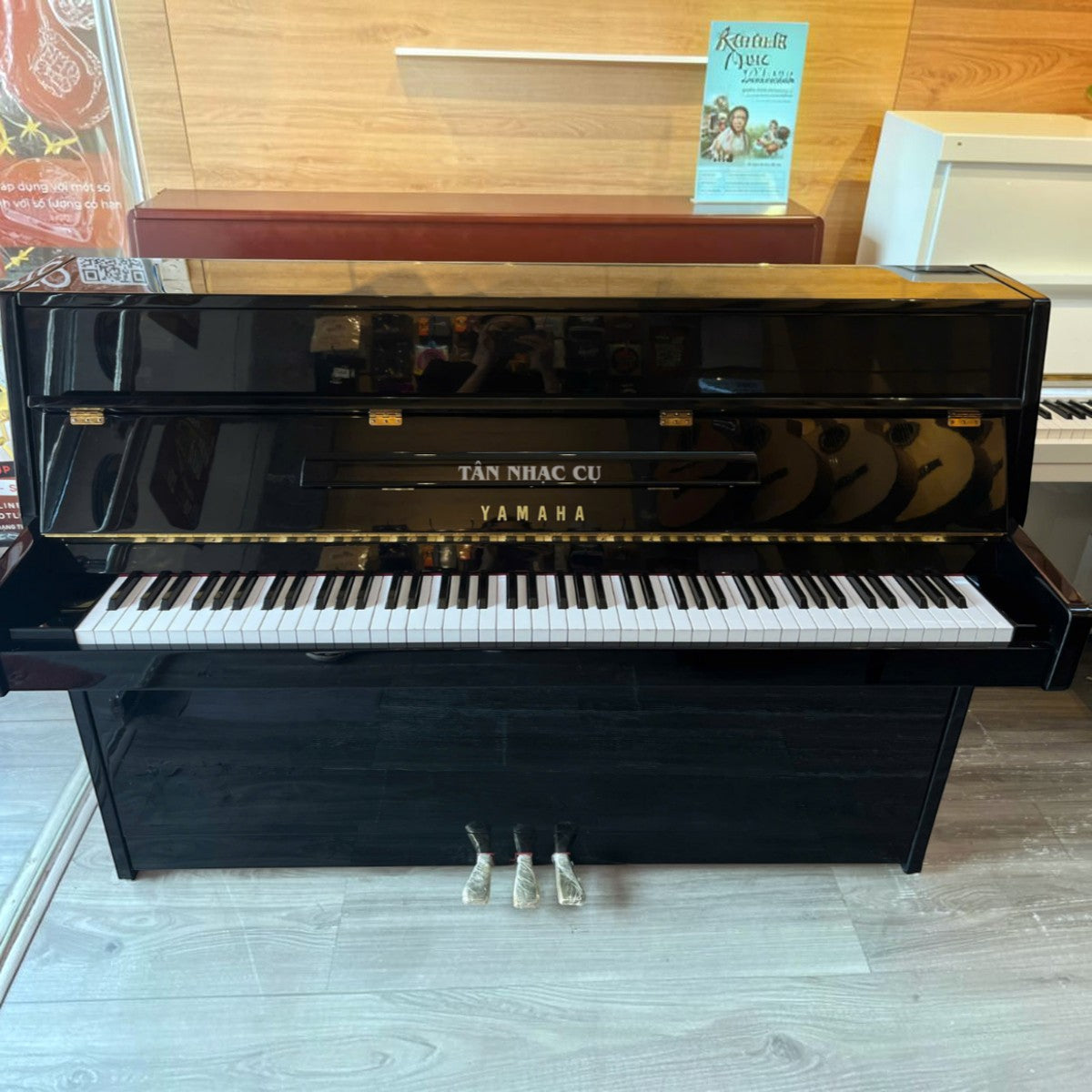 Đàn piano cơ Yamaha LU90PE màu đen bóng sang trọng tại TÂN NHẠC CỤ, thiết kế upright nhỏ gọn hiện đại