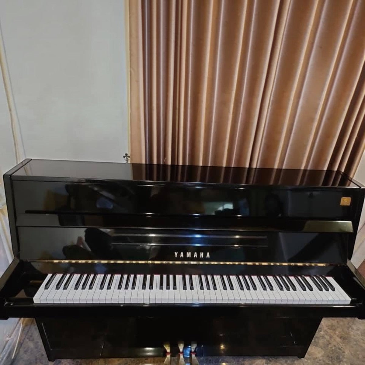Đàn piano cơ Yamaha LU90PE màu đen bóng sang trọng tại TÂN NHẠC CỤ, thiết kế upright nhỏ gọn hiện đại