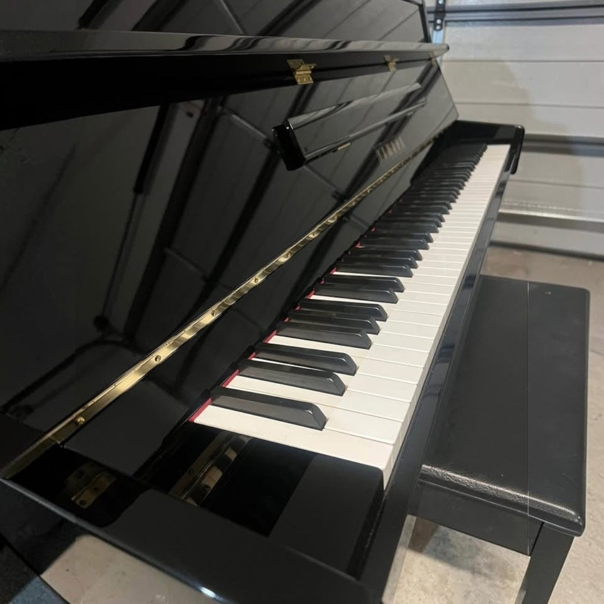 Đàn piano cơ Yamaha LU90PE màu đen bóng sang trọng tại TÂN NHẠC CỤ, thiết kế upright nhỏ gọn với bàn phím 88 phím.