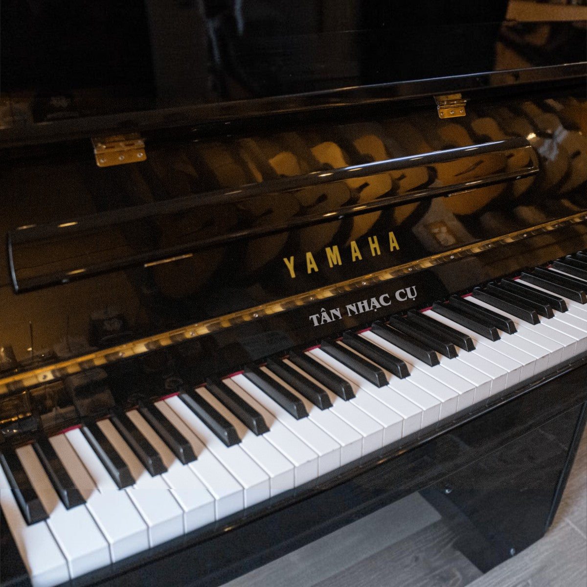 Đàn piano cơ Yamaha LU90PE màu đen bóng sang trọng tại TÂN NHẠC CỤ với thiết kế upright nhỏ gọn hiện đại