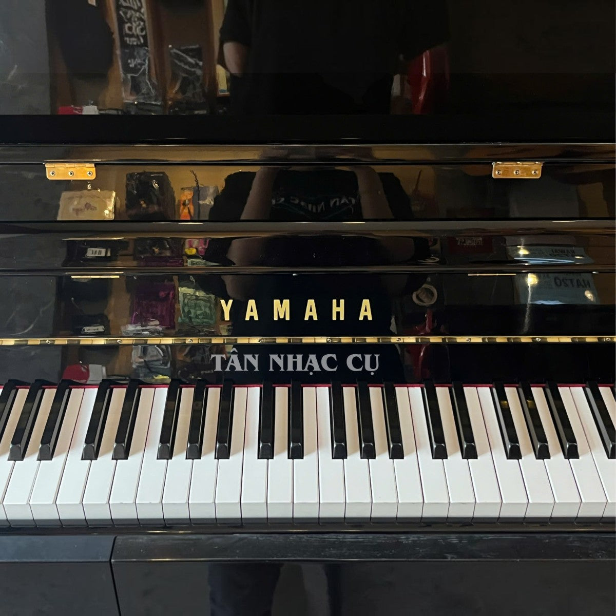 Đàn piano cơ Yamaha LU90PE màu đen bóng sang trọng tại Tân Nhạc Cụ với bàn phím 88 phím tiêu chuẩn