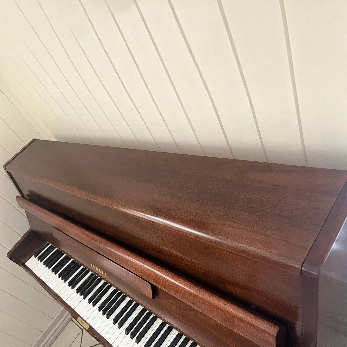 Đàn piano cơ Yamaha M1 màu gỗ nâu sang trọng, thiết kế upright nhỏ gọn, thanh thoát tại TÂN NHẠC CỤ