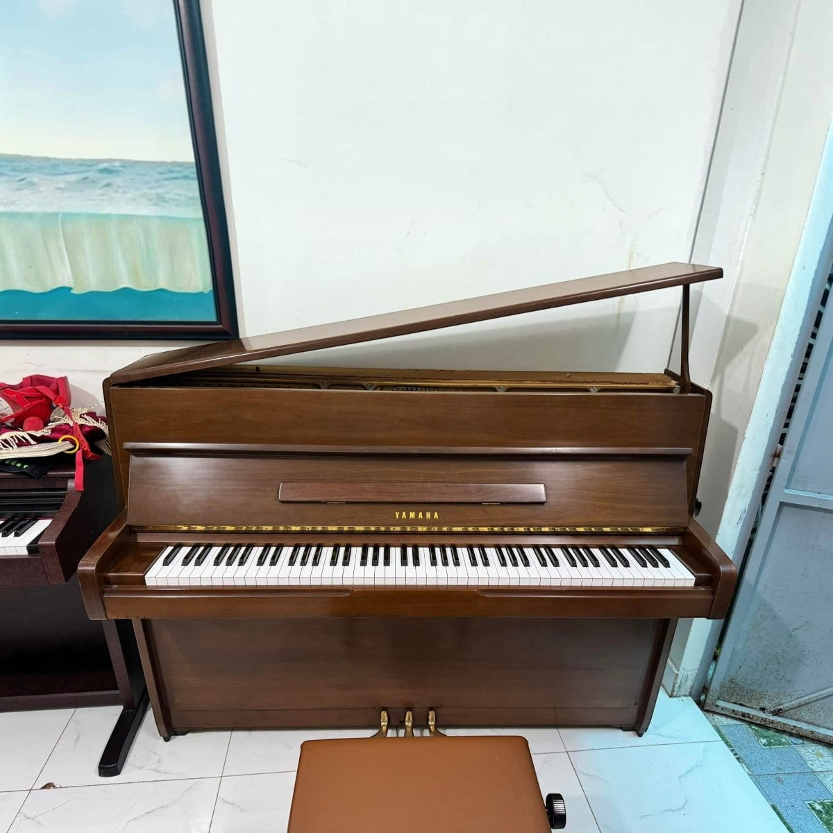 Đàn piano cơ Yamaha M1 màu gỗ nâu sang trọng, thiết kế upright nhỏ gọn tại cửa hàng TÂN NHẠC CỤ