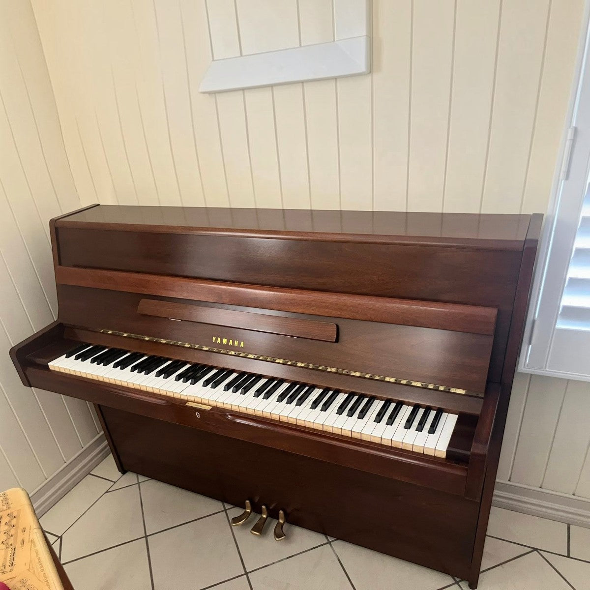 Đàn piano cơ Yamaha M1 màu gỗ nâu sang trọng, kiểu dáng upright nhỏ gọn, thanh thoát tại cửa hàng TÂN NHẠC CỤ