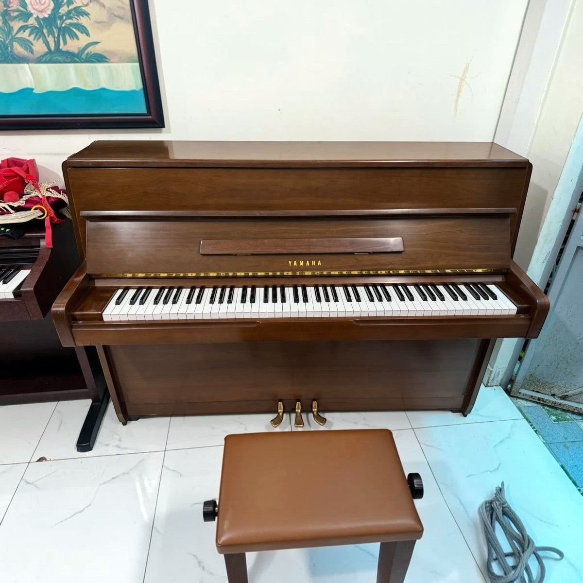 Đàn piano cơ Yamaha M1 màu gỗ nâu sang trọng tại TÂN NHẠC CỤ, thiết kế upright nhỏ gọn, thanh thoát