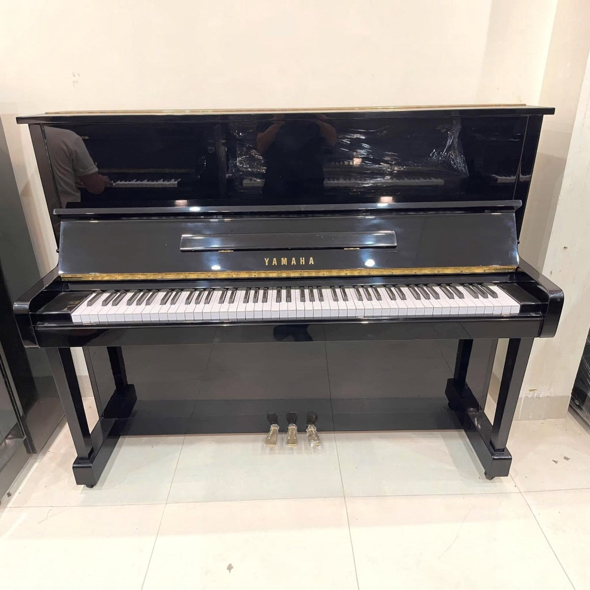 Đàn piano cơ Yamaha MC301 màu đen bóng sang trọng tại Tân Nhạc Cụ, thiết kế upright nhỏ gọn 121cm