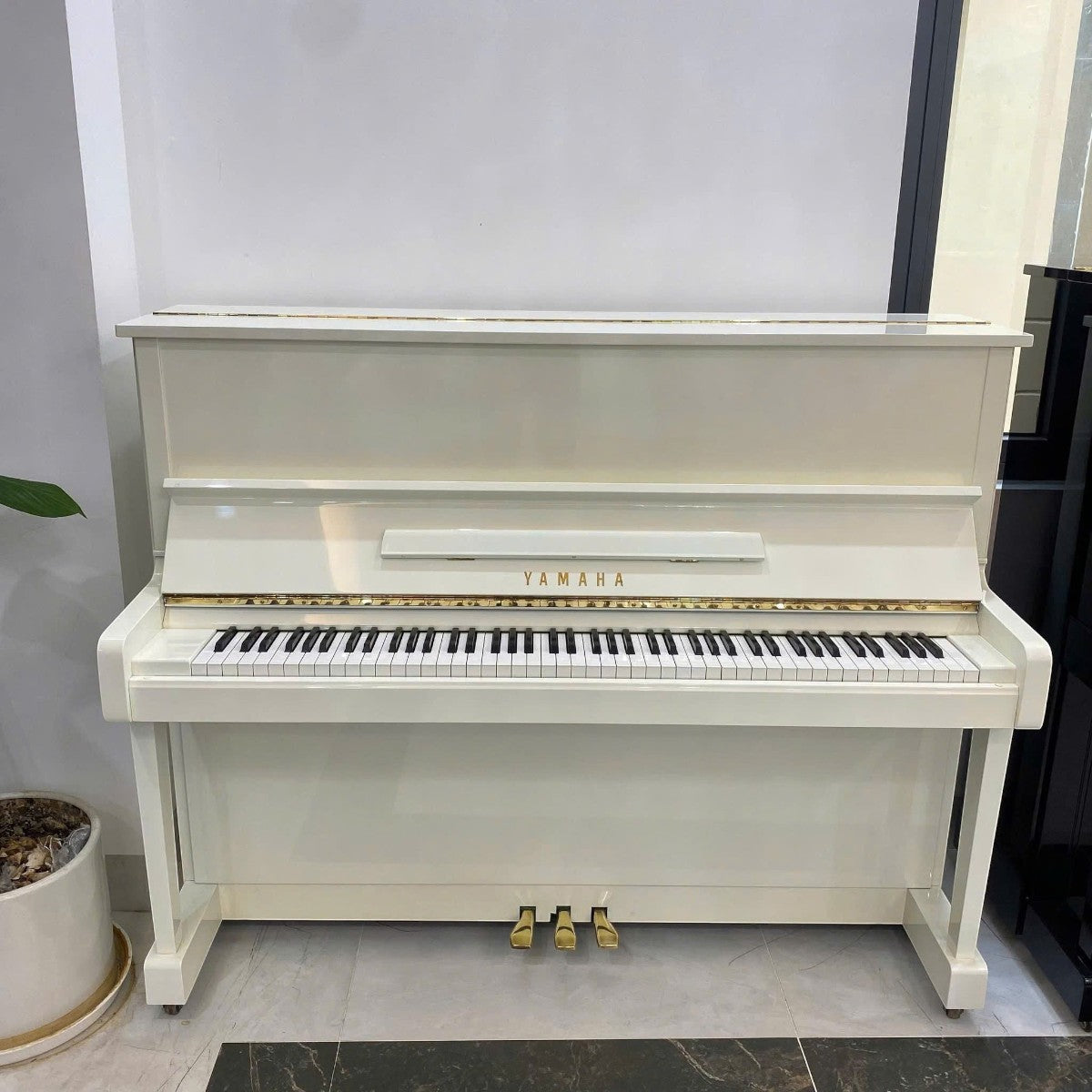 Đàn piano cơ Yamaha MC301 màu trắng sang trọng tại TÂN NHẠC CỤ, thiết kế upright nhỏ gọn, tinh tế.
