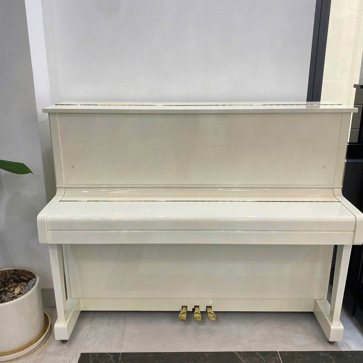 Đàn piano cơ Yamaha MC301 màu trắng bóng sang trọng, thiết kế upright nhỏ gọn tại cửa hàng TÂN NHẠC CỤ
