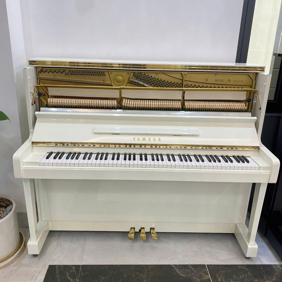 Đàn piano cơ Yamaha MC301 màu trắng sang trọng tại TÂN NHẠC CỤ, thiết kế upright nhỏ gọn với khung gang V-Pro bền bỉ.