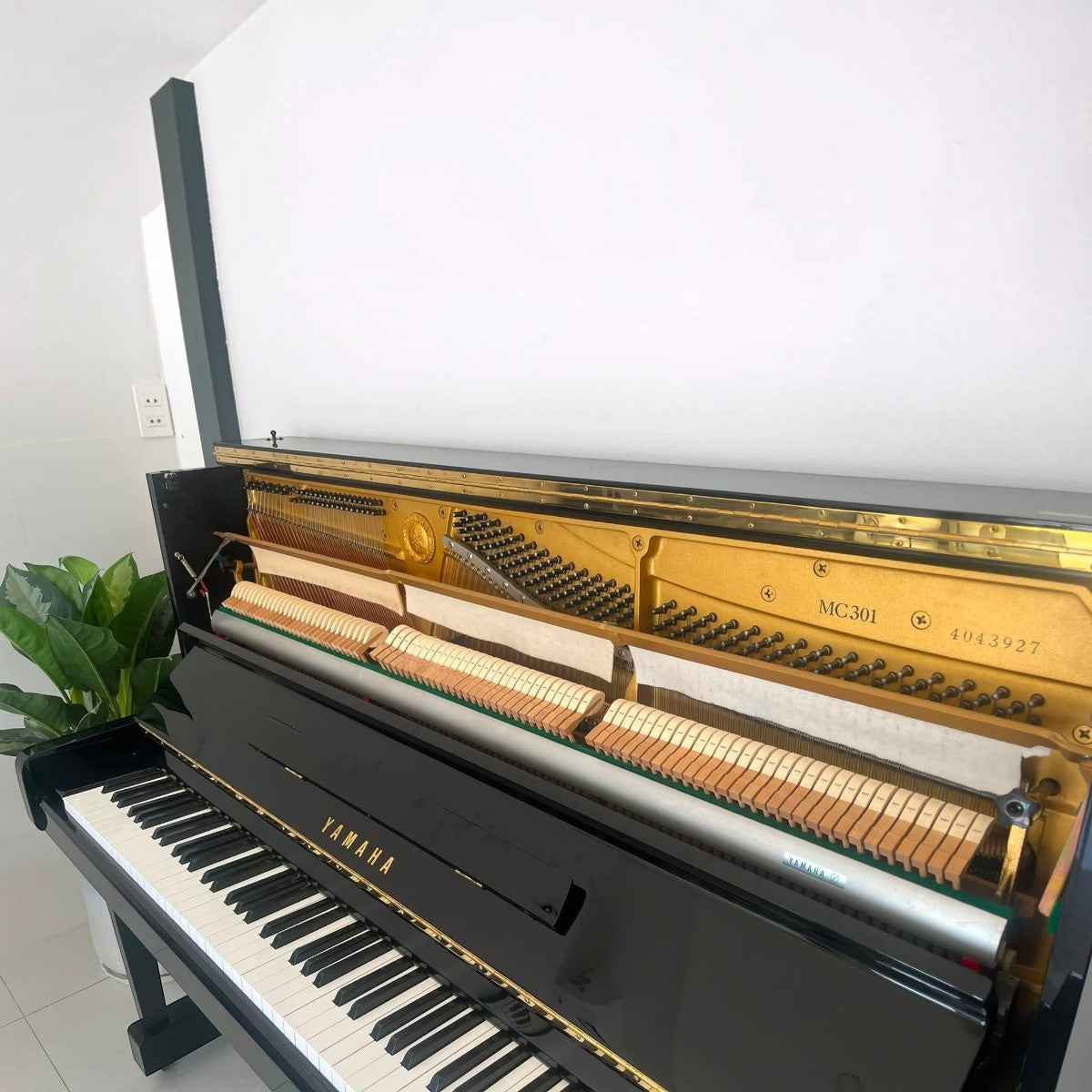 Đàn piano cơ Yamaha MC301 màu đen bóng tại TÂN NHẠC CỤ, thiết kế upright nhỏ gọn với khung gang V-Pro và 88 phím.