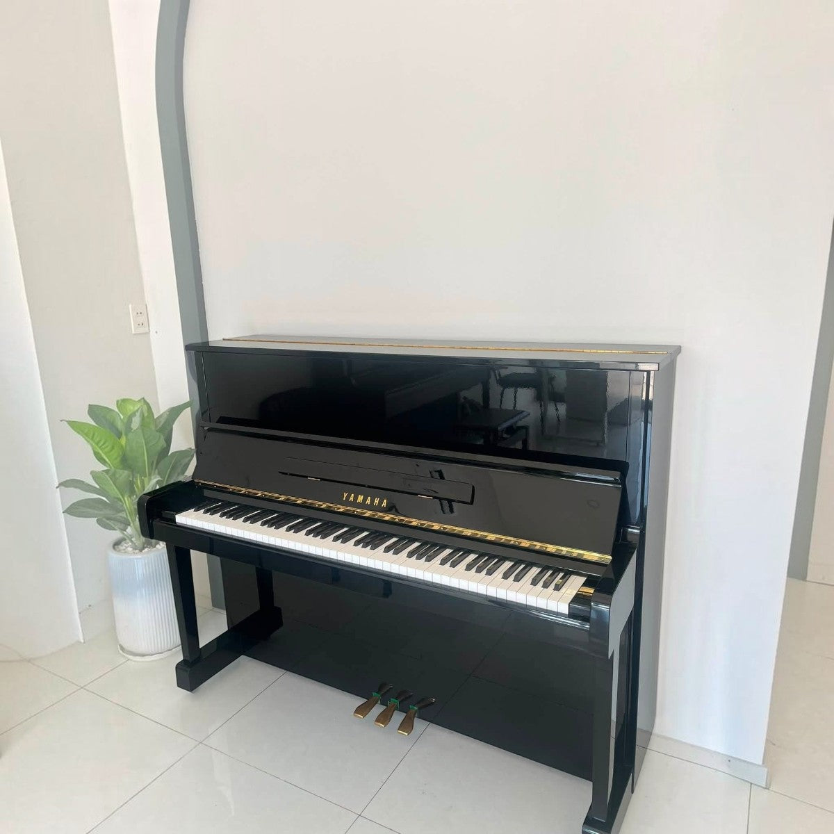 Đàn piano cơ Yamaha MC301 màu đen bóng sang trọng tại TÂN NHẠC CỤ, thiết kế upright nhỏ gọn 121cm