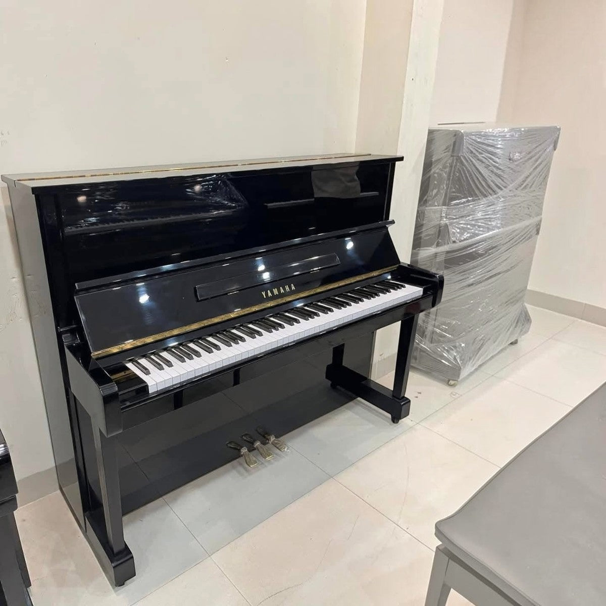 Đàn piano cơ Yamaha MC301 màu đen bóng sang trọng tại TÂN NHẠC CỤ, thiết kế upright nhỏ gọn 121cm