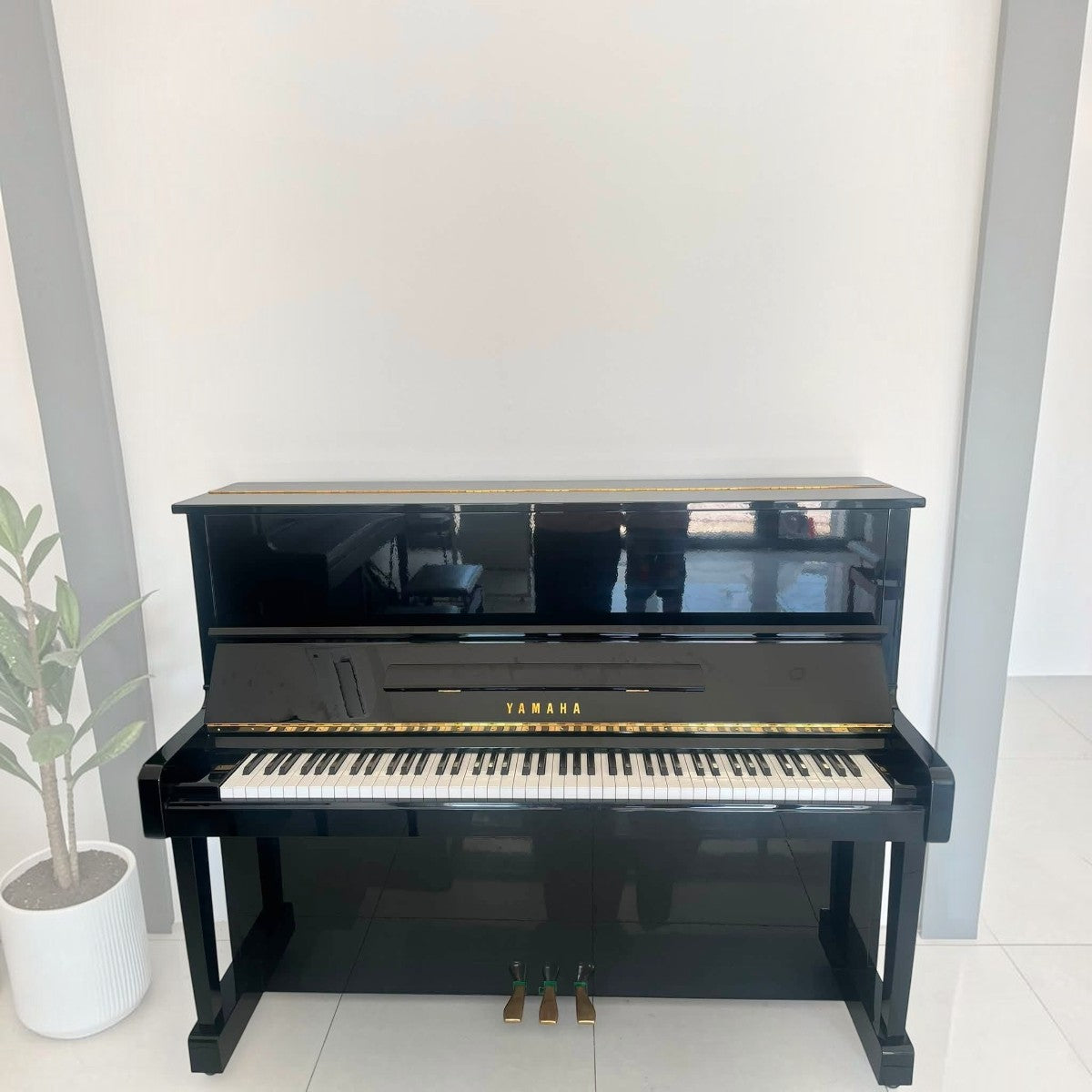 Đàn piano cơ Yamaha MC301 màu đen bóng sang trọng tại TÂN NHẠC CỤ, thiết kế upright nhỏ gọn 121cm