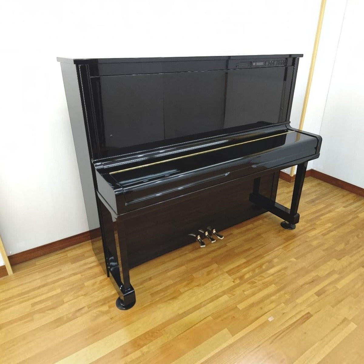 Đàn piano cơ upright Yamaha MX101R màu đen bóng sang trọng với hệ thống tự chơi Disklavier tại TÂN NHẠC CỤ