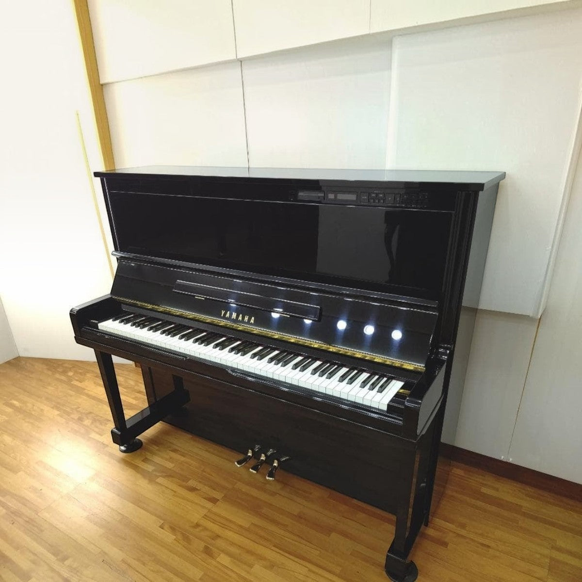 Đàn piano cơ upright Yamaha MX101R màu đen bóng sang trọng với hệ thống tự chơi Disklavier tại TÂN NHẠC CỤ