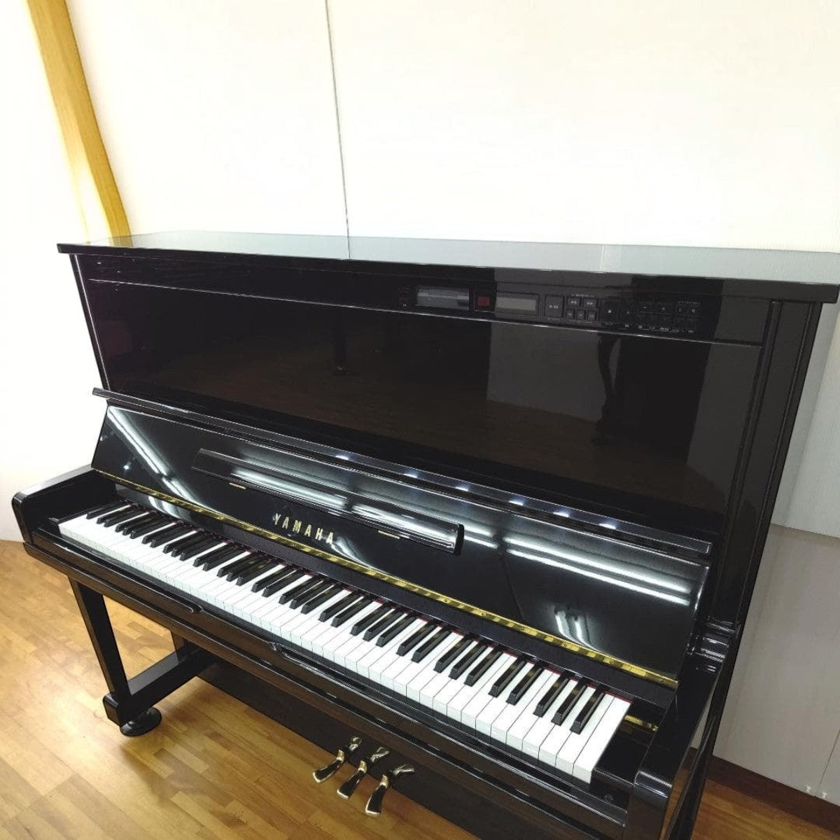 Đàn piano cơ upright Yamaha MX101R màu đen bóng sang trọng với hệ thống tự chơi Disklavier tại TÂN NHẠC CỤ