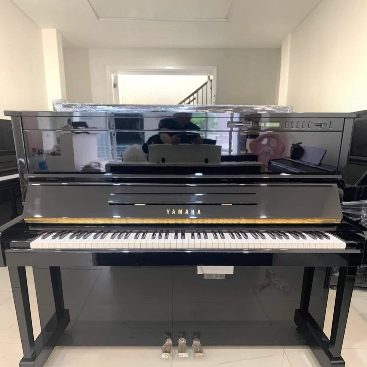 Đàn piano cơ Yamaha SX100RBL màu đen bóng sang trọng với tính năng tự chơi tại TÂN NHẠC CỤ