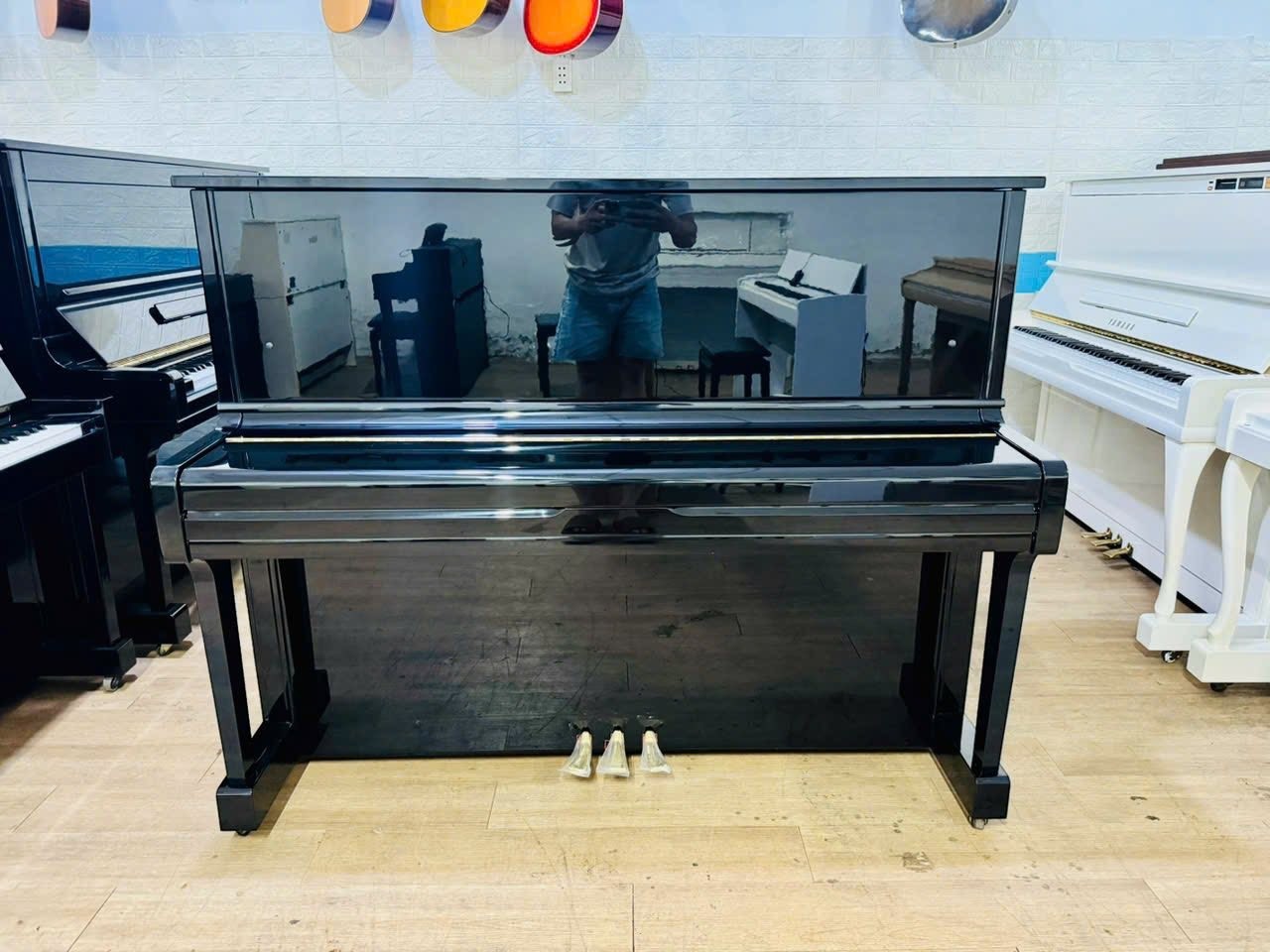 Đàn piano cơ TÂN NHẠC CỤ Yamaha U100 màu đen bóng sang trọng, thiết kế upright hiện đại với 3 pedal