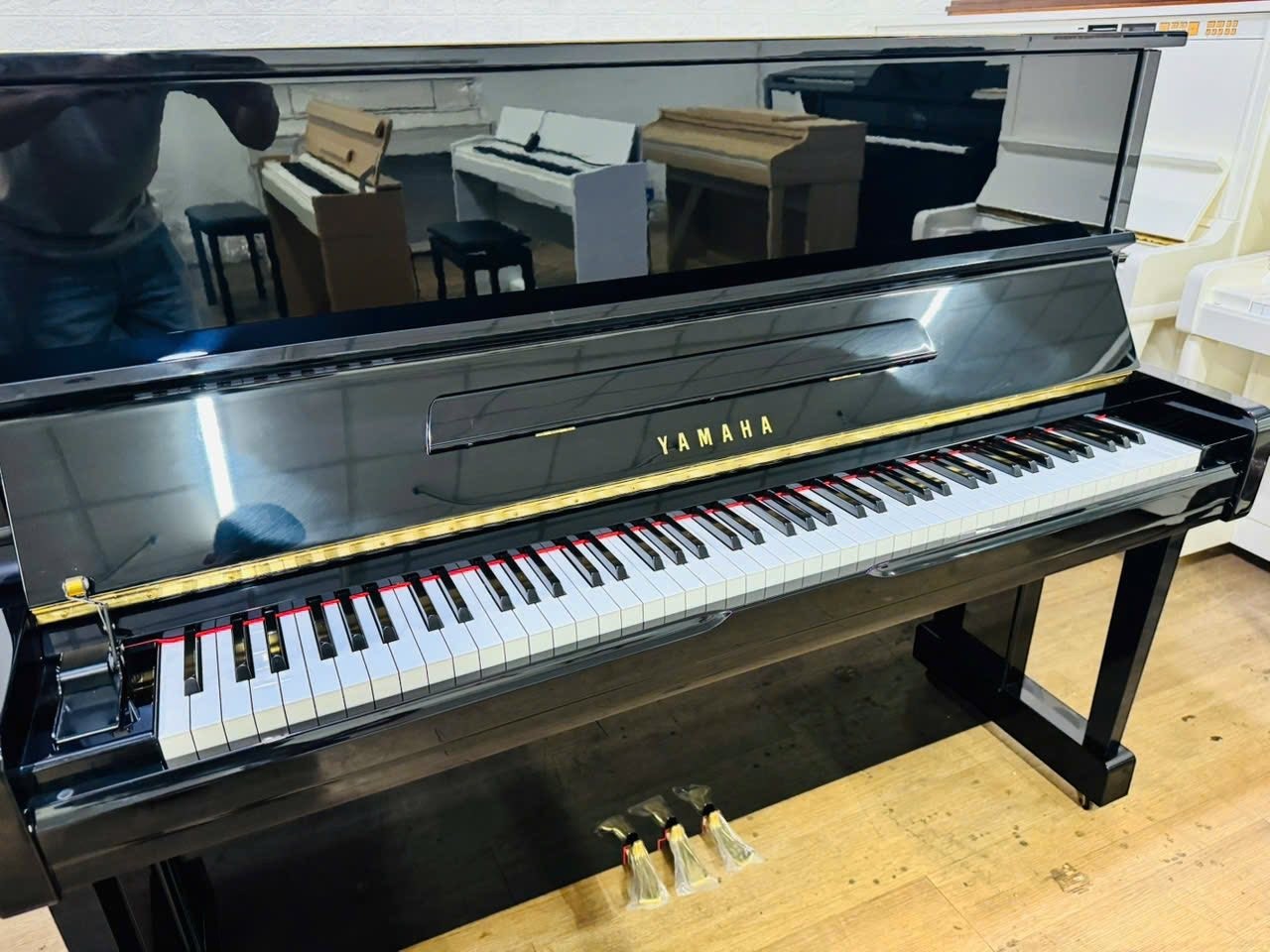 Đàn piano cơ Yamaha U100 cũ màu đen bóng sang trọng tại TÂN NHẠC CỤ, thiết kế hiện đại với 88 phím chuẩn.