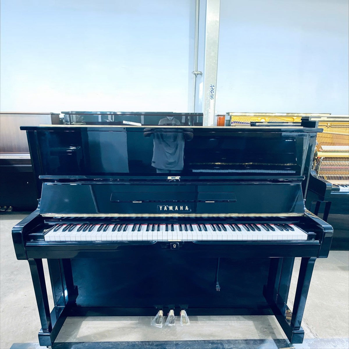 Đàn piano cơ Yamaha U1G màu đen bóng sang trọng tại TÂN NHẠC CỤ, thiết kế upright nhỏ gọn, bền bỉ.