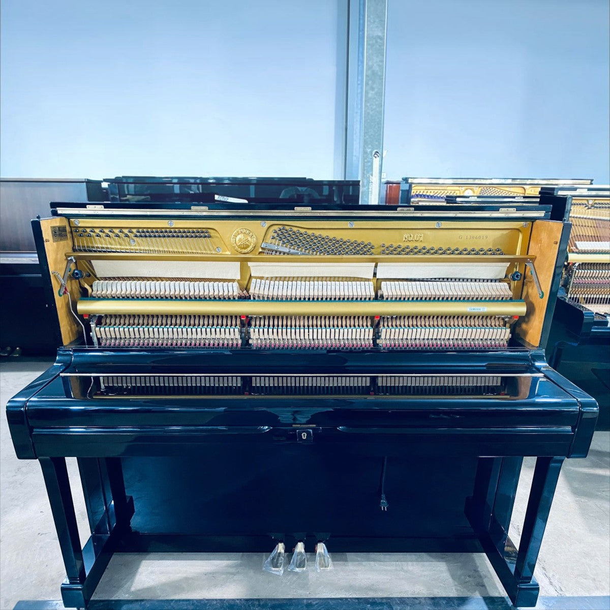 Đàn piano cơ Yamaha U1G màu đen bóng tại TÂN NHẠC CỤ với thiết kế upright nhỏ gọn và bộ máy bên trong tinh xảo