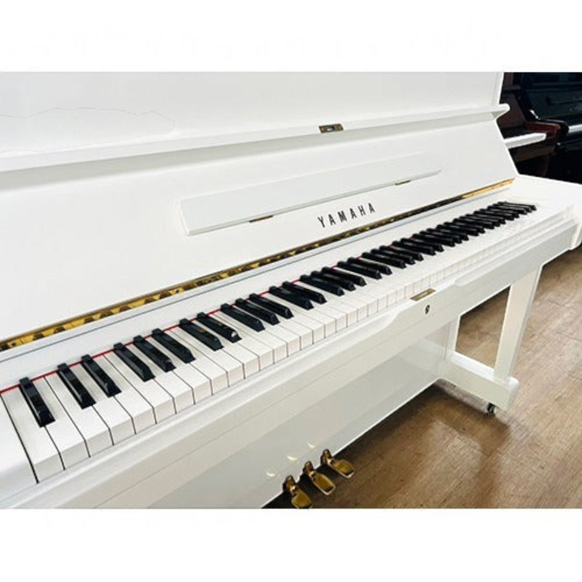Đàn piano cơ Yamaha U1G màu trắng bóng sang trọng tại TÂN NHẠC CỤ, thiết kế upright nhỏ gọn cho người mới bắt đầu.