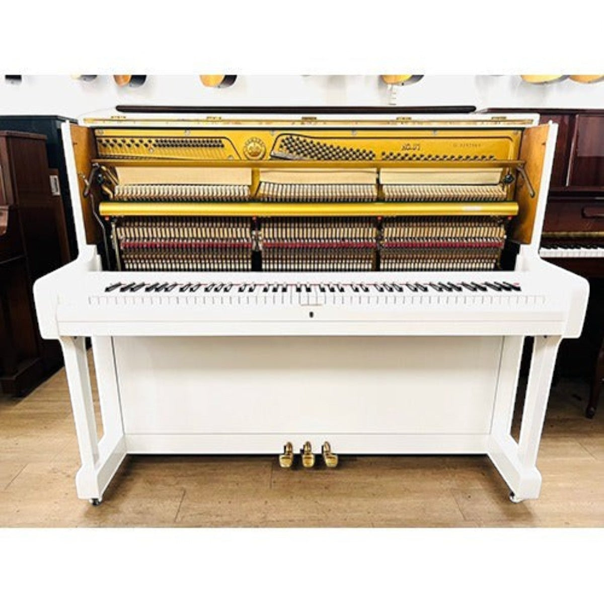 Đàn piano cơ Yamaha U1G màu trắng bóng tại TÂN NHẠC CỤ với thiết kế upright nhỏ gọn, sang trọng và hiện đại