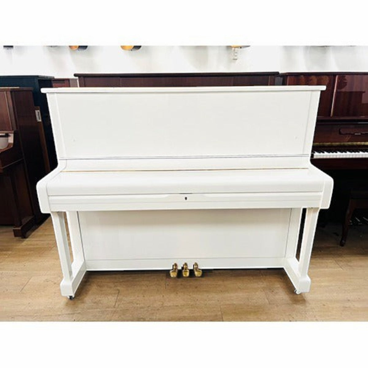 Đàn piano cơ Yamaha U1G màu trắng bóng sang trọng tại TÂN NHẠC CỤ, thiết kế upright nhỏ gọn 121cm
