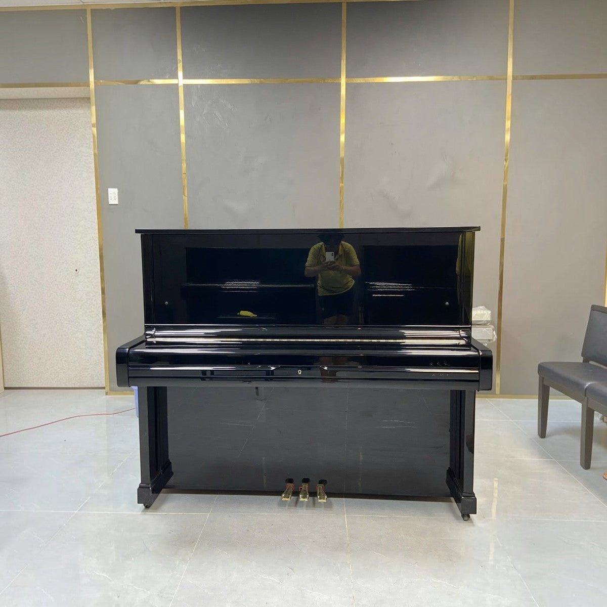 Đàn piano cơ Yamaha U2A màu đen bóng sang trọng tại TÂN NHẠC CỤ, thiết kế upright cổ điển với 3 pedal.
