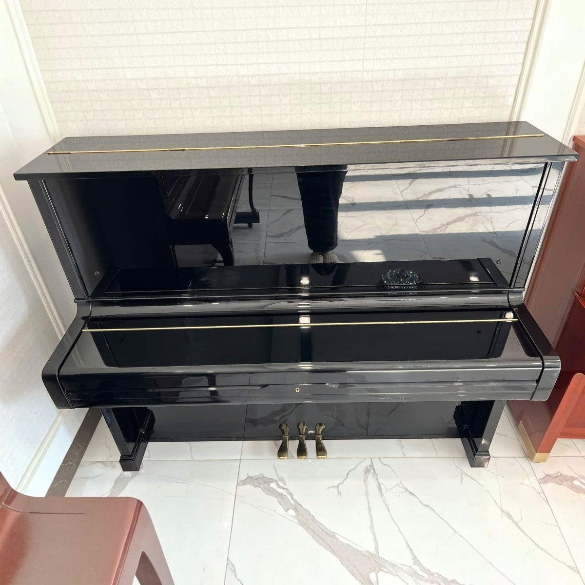 Đàn piano cơ Yamaha U2A màu đen bóng sang trọng tại TÂN NHẠC CỤ với thiết kế upright cổ điển và bề mặt sáng bóng