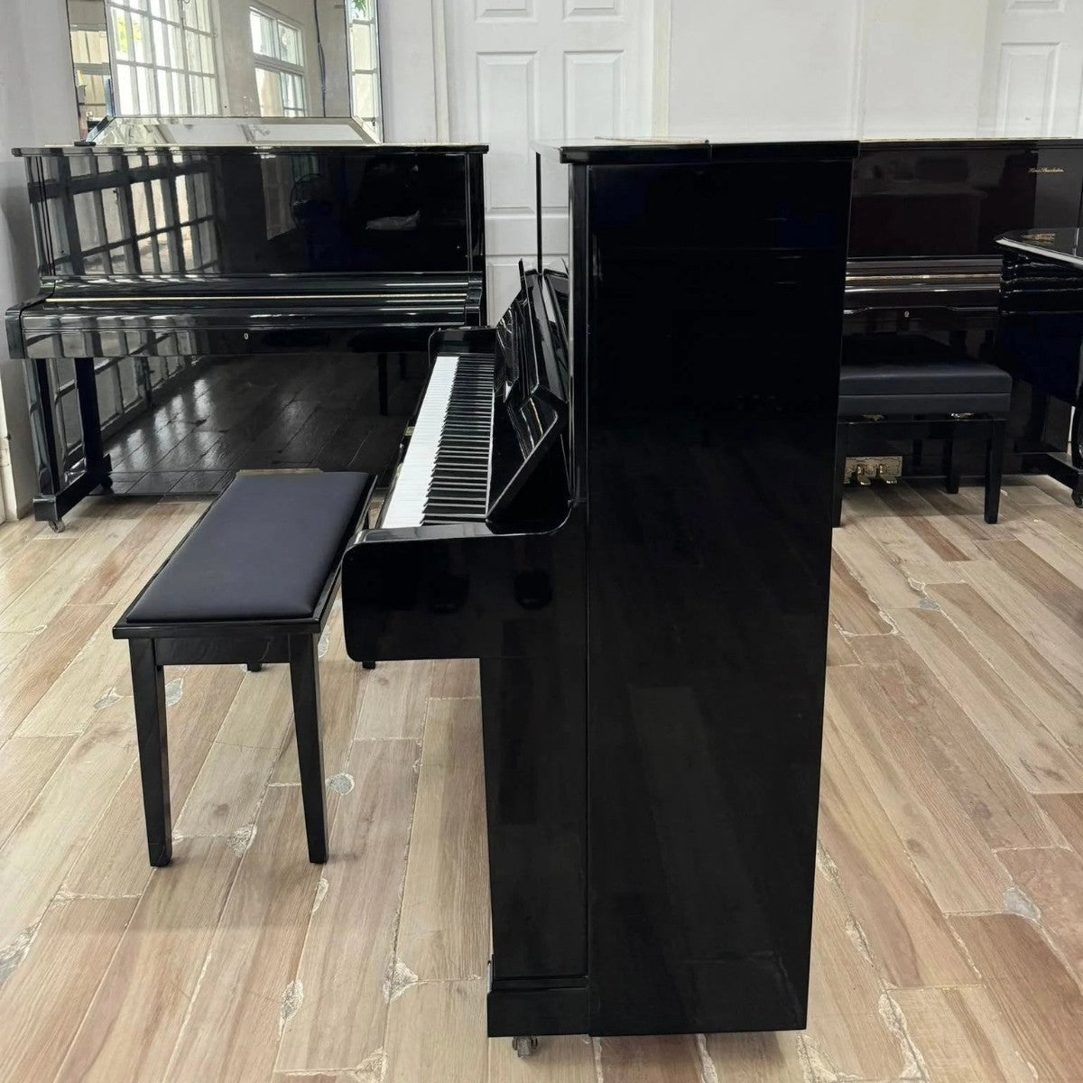 Đàn piano cơ Yamaha U2A màu đen bóng sang trọng tại TÂN NHẠC CỤ, thiết kế upright cổ điển với ghế đàn đi kèm.