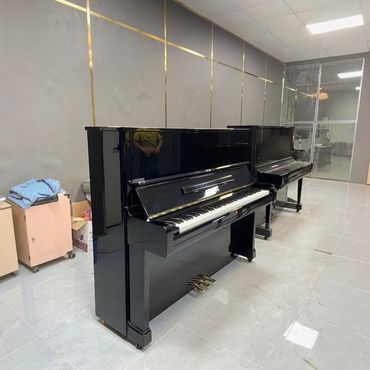 Đàn piano cơ Yamaha U2A màu đen bóng sang trọng, thiết kế upright cao cấp tại cửa hàng TÂN NHẠC CỤ