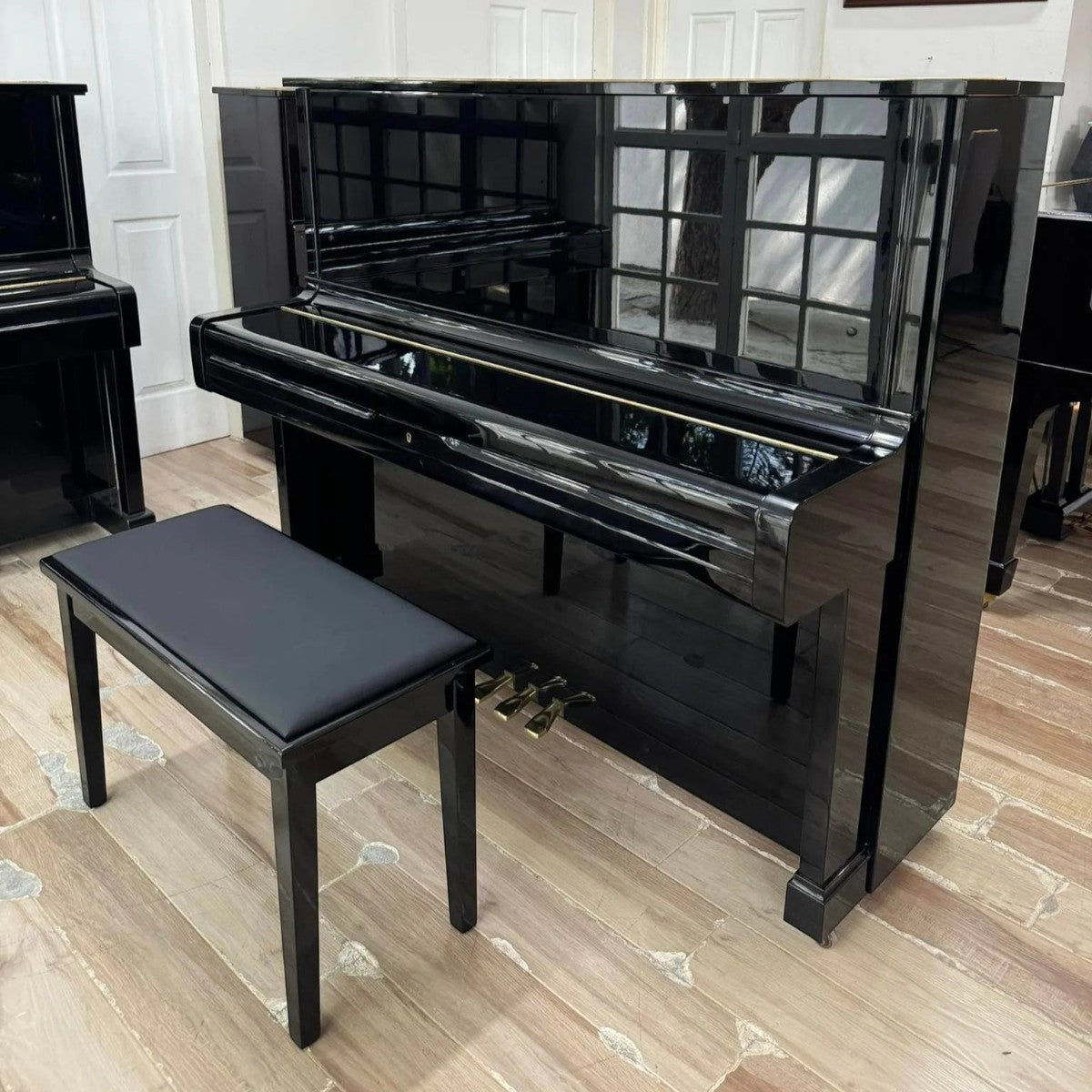 Đàn piano cơ Yamaha U2A màu đen bóng sang trọng tại TÂN NHẠC CỤ, thiết kế upright cổ điển với ghế đàn đi kèm.
